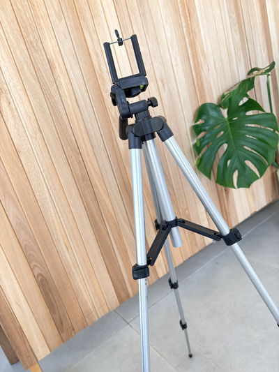 Tripode 1.10m con sostén de celular.