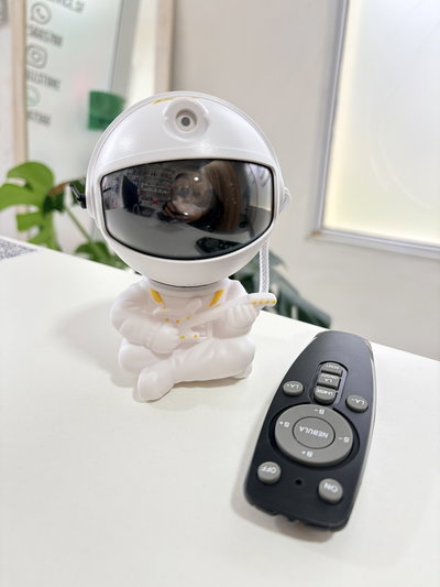Proyector Astronauta Sentado – Blanco con Guitarra