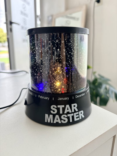 Lámpara nocturna proyectora de luna y estrellas