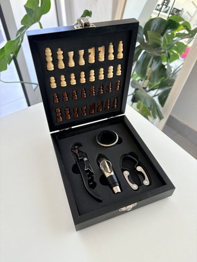 Set de vino con juego de ajedrez