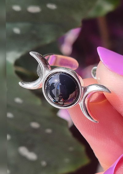 Anillo Regulable. Bañado en Plata. Triple diosa (Ágata Negra)