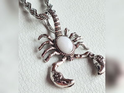 Collar. Escorpión (Ágata Negra- Ágata Azul Cielo- Cuarzo Blanco)