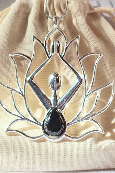 Collar. Flor De Loto Con Meditación Paz (Ágata Negra - Ágata Azul Cielo)