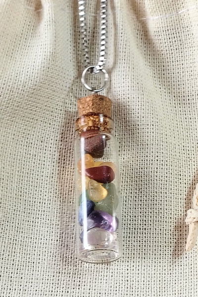 Collar. Botella Con Piedras 7 Chakras