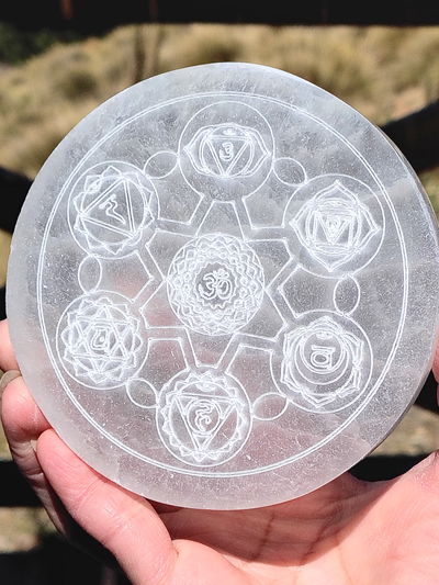 Base de Selenita con Siete Chakras. Rejilla de Cristales