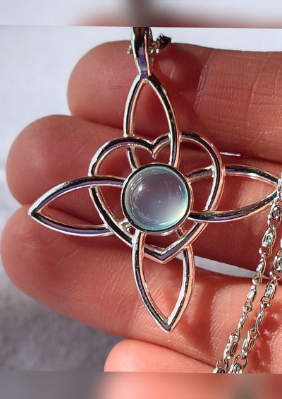 Collar. Nudo De Bruja Corazón (Ágata Azul Cielo)