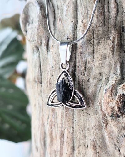 Collar. Triqueta Celta (Turmalina Negra)