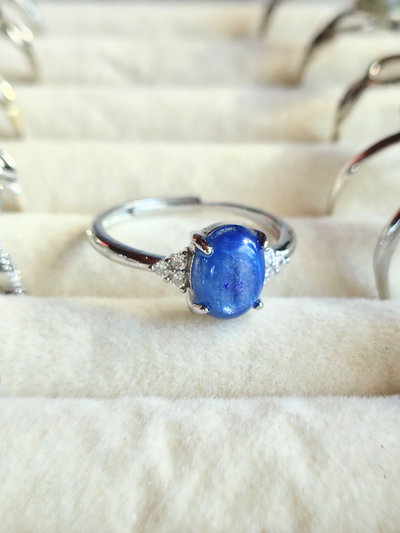 Anillo Regulable. Niquelado. Cianita Azul