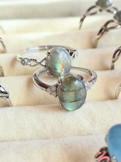 Anillo Regulable. Niquelado. Labradorita