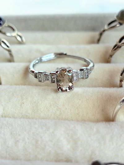 Anillo Regulable. Niquelado. Cuarzo Ahumado Facetado