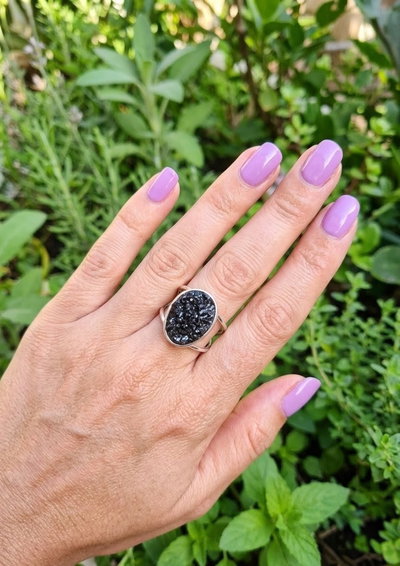 Anillo Regulable. Bañado en Plata. Fracmentos. (Turmalina Negra)