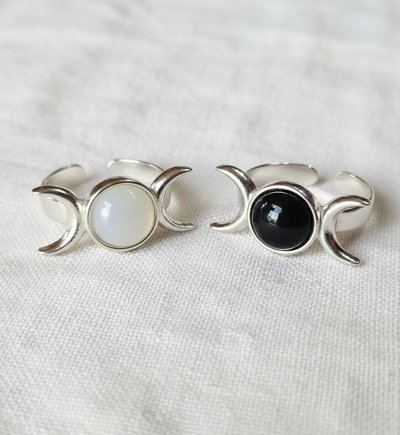 Anillo Regulable. Bañado en Plata. Triple diosa (Ágata Negra)