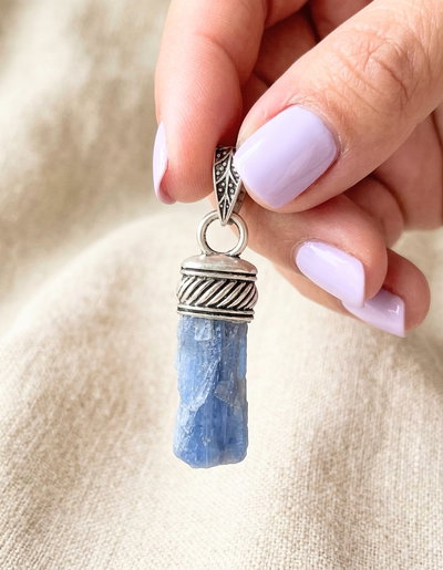 Dijes. Cianita Azul con Capuchón 