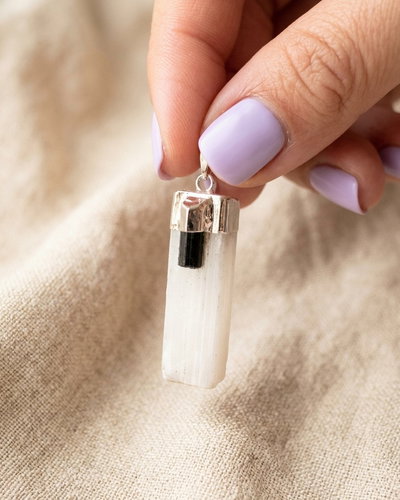 Dijes. Selenita con Turmalina