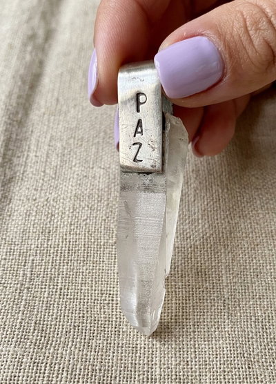 Dijes. Punta de Cuarzo Cristal con Frase