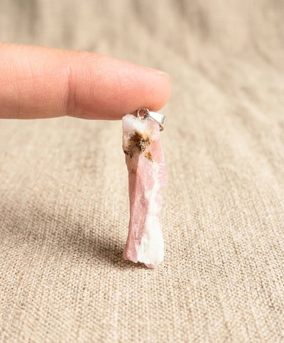 Dijes. Turmalina Rosa en Matriz de Cuarzo en Bruto