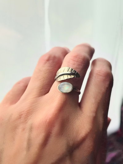 Anillo Regulable. Alpaca. Adularia con Hoja