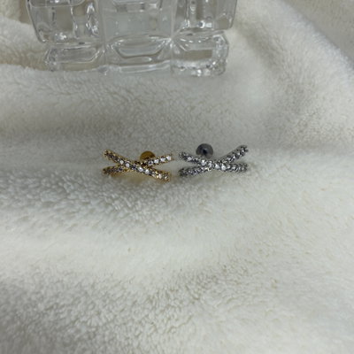 Labret curvo cruzado strass