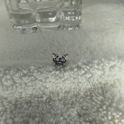 Microdermal mariposa fina