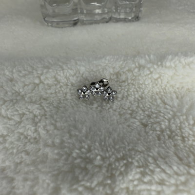Microdermal triple flor strass titanio