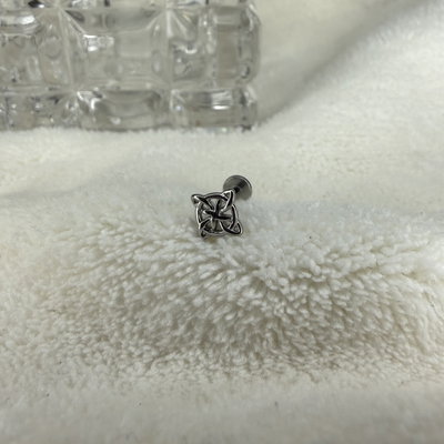 Labret nudo de bruja