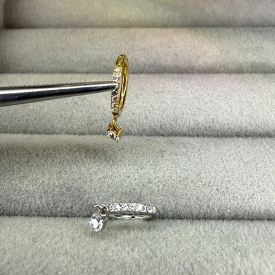 Clicker lateral multistrass con colgante 