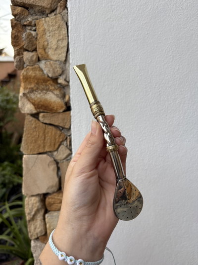 Bombillon Cincelado De Alpaca Pico y Dijes de Bronce
