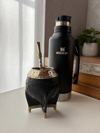COMBO Termo System y Mate Torpedo Cuero Repujado Negro con Bombillon