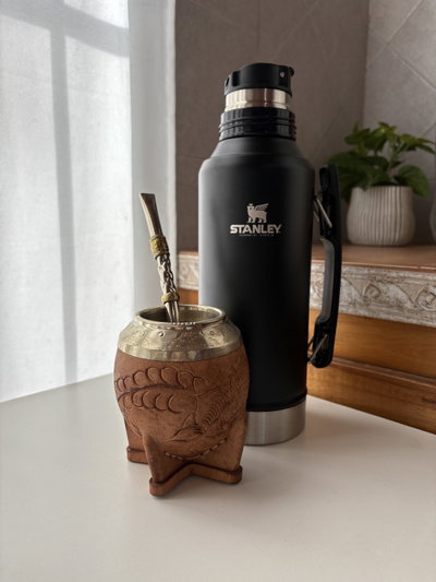 COMBO Termo System y Mate Torpedo Cuero Repujado Marrón con Bombillon
