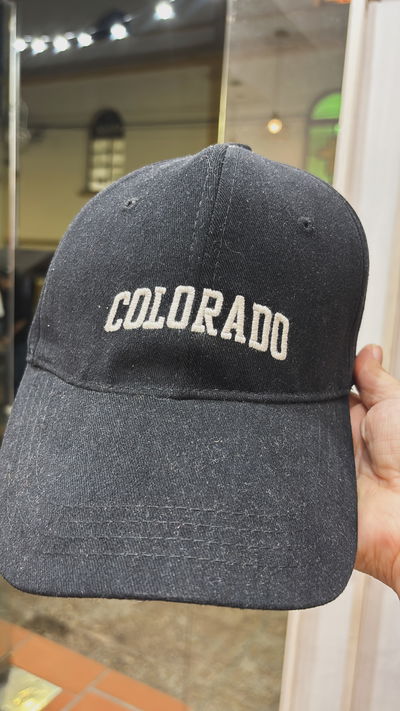 Gorra estilo vintage negro colorado