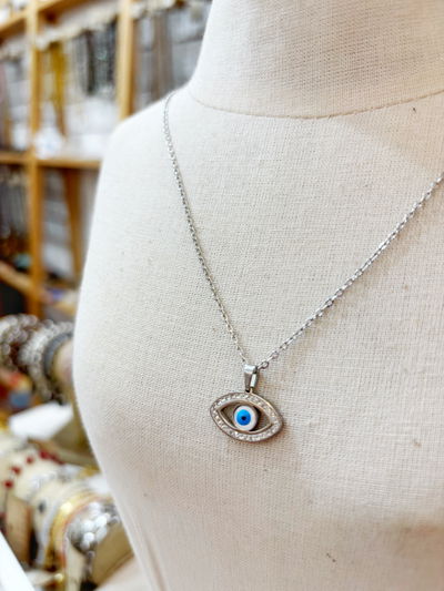 Collar blue eye