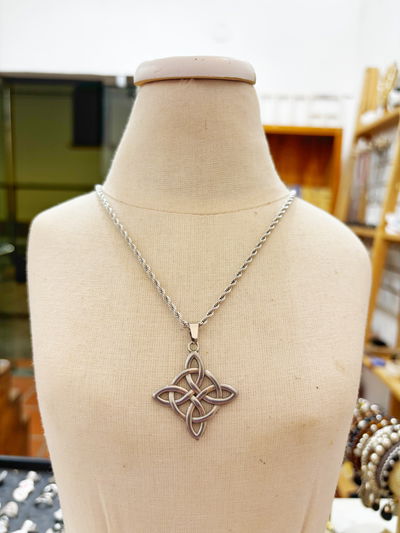 Collar witch acero nudo de bruja