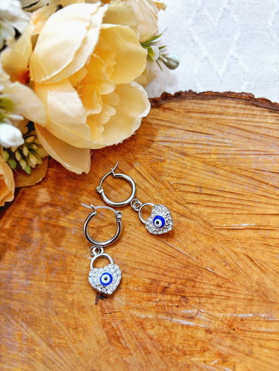 Aros ojito con candado plateado