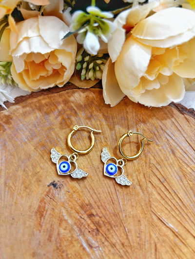 Aros ojito con alitas dorado 