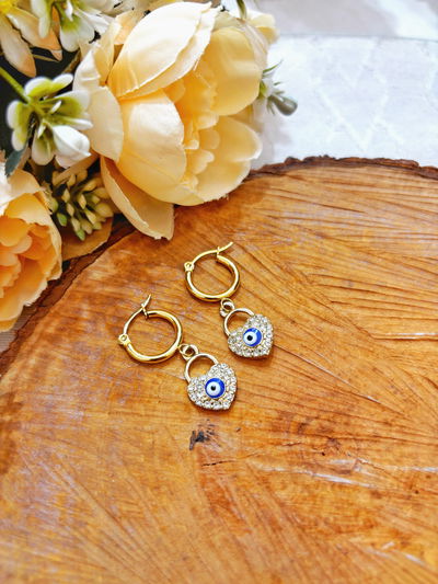 Aros ojito con candado dorado 