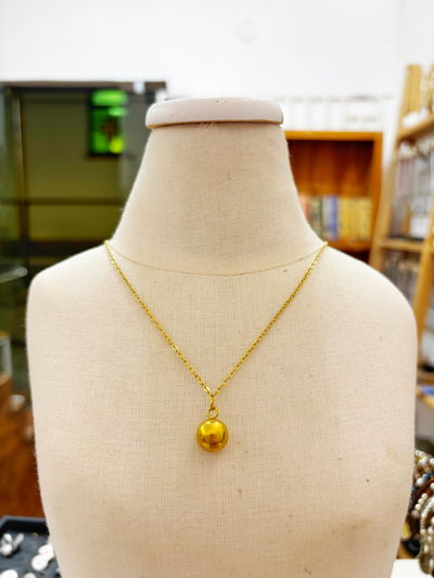 Collar bolita dorada