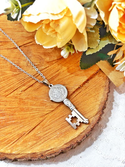 Collar llave san Benito en acero
