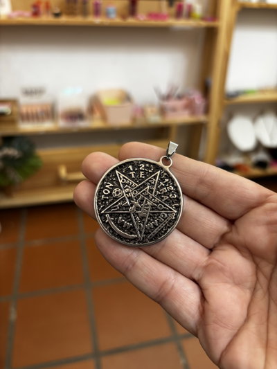 Dije acero tetragrammaton