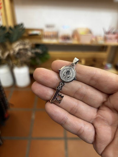 Dije llave san Benito 