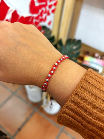 Pulsera hilo rojo con bolitas de acero ajustable