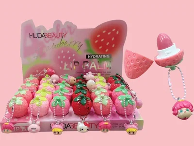 LIP BALM FRUTILLA C/LLAVERO HUDABEAUTY SANRIO