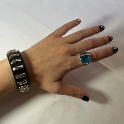 Anillo dark cuadrado celeste