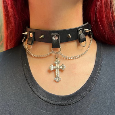 Choker cruz argollas (detalle)