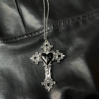 Cadena cruz corazon negro