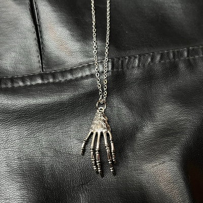 Cadena mano esqueleto