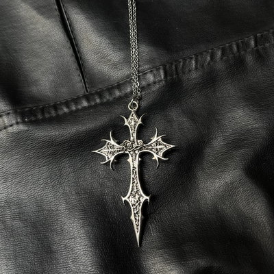 Cadena cruz devil 4