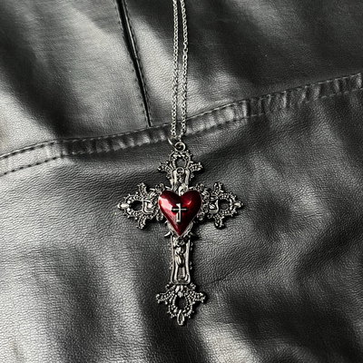 Cadena cruz corazon bordo