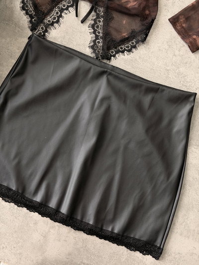 Pollera cuerina con puntilla 