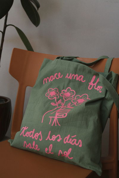 PREVENTA Tote Nace una flor magenta