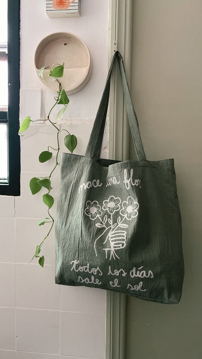 Tote Nace una flor crudo